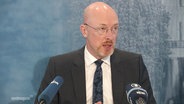 Innenminister Pegel bei einer Presseerklärung. © Screenshot 