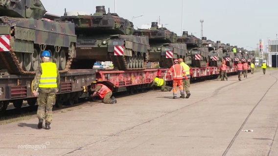 Panzer auf einem Güterzug. © Screenshot 