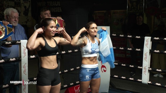 Die beiden Kämpferinnen posieren beim offiziellen Wiegen im Ring des Boxkellers der Kneipe "Zur Ritze". © Screenshot 