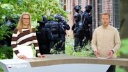 Gabi Lüeße und Henrik Hanses moderieren das Schleswig-Holstein Magazin. © Screenshot 