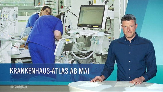 Ein Nordmagazin-Moderator steht vor einem Hintergrund mit der Aufschrift "Krankenhaus-Atlas ab Mai". © Screenshot 