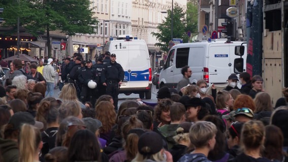 Polizisten stehen am Rande einer Demo im Schanzenviertel in Hamburg. © Screenshot 