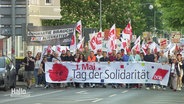 Menschen bei einer zentralen Kundgebung des DGB in Hannover. © Screenshot 