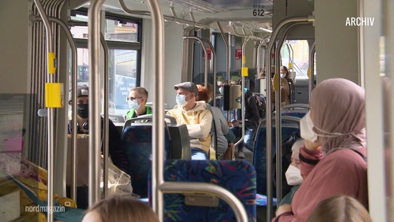Leute sitzen mit Maske in einer Rostocker Straßenbahn. © Screenshot 