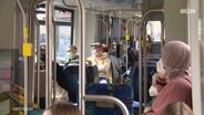 Leute sitzen mit Maske in einer Rostocker Straßenbahn. © Screenshot 