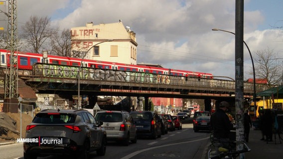Die Sternbrücke, darauf eine S-Bahn. © Screenshot 