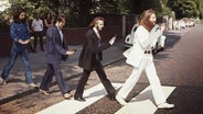 Die Beatles auf der Abbey Road mit Smartphone. (extra 3 vom 02.05.2024 im Ersten) © NDR 