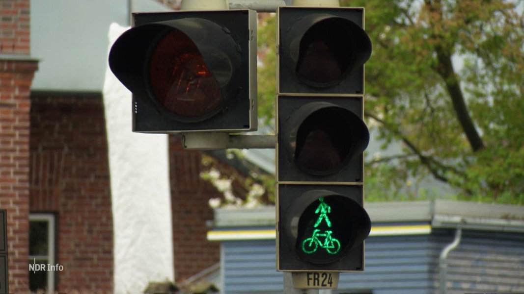 Eine grünzeigende Ampel für Fußgänger:innen und Radfahrer:innen.