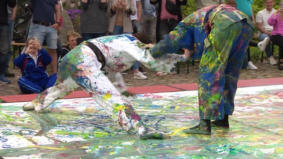 Kunst und Sport in einem Bild: Judo-Kämpferinnen beim Projekt "Kampf der Farben". © Screenshot 