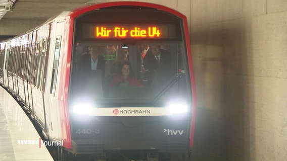 Eine U-Bahn mit der Fahrtzielanzeige "Wir für die U4". © Screenshot 