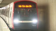 Eine U-Bahn mit der Fahrtzielanzeige "Wir für die U4". © Screenshot 