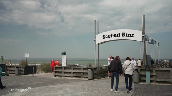 Vor einem Steg steht ein Tor mit der Aufschrift "Seebad Binz". © Screenshot 