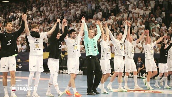 Die Mannschaft des THW Kiel jubelnd im Stadion. © Screenshot 