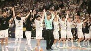 Die Mannschaft des THW Kiel jubelnd im Stadion. © Screenshot 