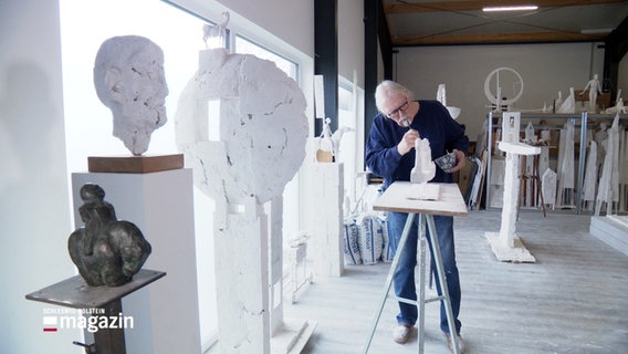 Der Künstler Michael Jastram arbeitet, umgeben von Skulpturen, an einer neuen Skulptur. © Screenshot 