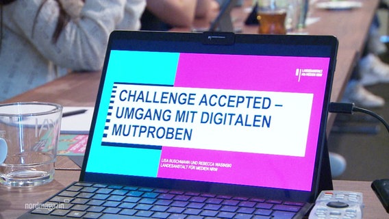 "Challenge accepted - Umgang mit digitalen Mutproben" steht auf dem Screen eines Laptops. © Screenshot 