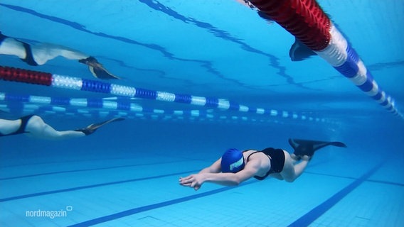 Unterwasser-Aufnahme von Flossenschwimmerinnen während der Abnoe-Disziplin im 50m-Becken. © Screenshot 