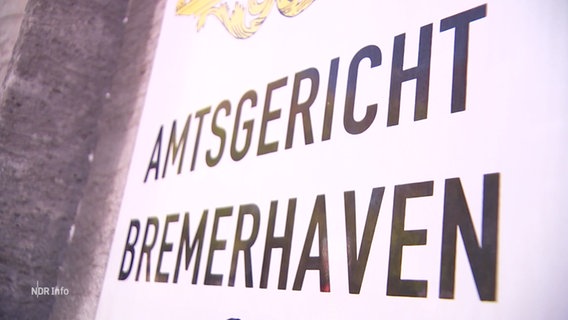 Schild mit der Aufschrift Amtsgericht Bremerhaven. © Screenshot 