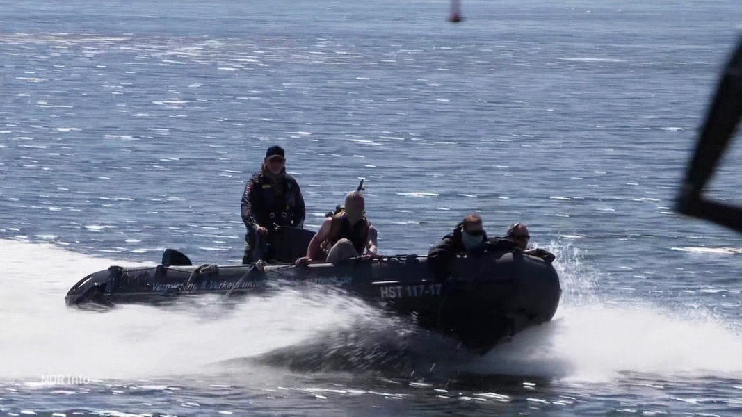 Schlauchboot der Bundeswehr mit vier Männern auf dem Wasser.