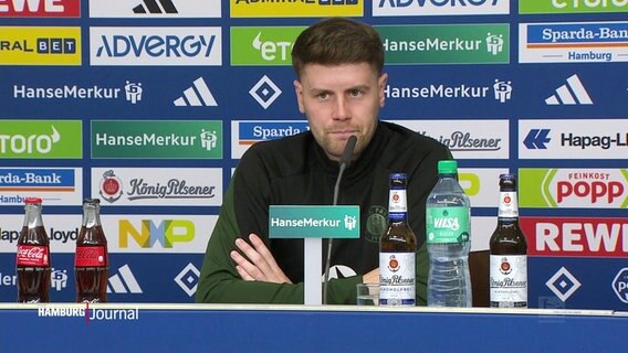 Der Trainer des FC St. Pauli bei einer Pressekonferenz. © Screenshot 