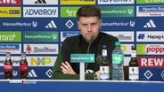 Der Trainer des FC St. Pauli bei einer Pressekonferenz. © Screenshot 