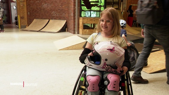 Ein Mädchen im Rollstuhl skatet in einer Skatehalle. © Screenshot 