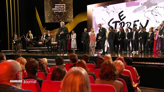 Preise wurden für den Film "Sterben" auf einer Bühne entgegen genommen. © Screenshot 