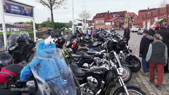 Viele Motorräder stehen bei einer Sternfahrt für Demokratie auf Parkplätzen. © Screenshot 