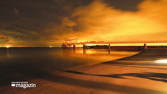 Ein bei Sonnenaufgang gemachtes Foto der Seebrücke in Scharbeutz. © Screenshot 