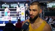 .Der Boxer Alen Rahimic, Kapitän des Teams von Traktor Schwerin, gibt ein Interview. © Screenshot 