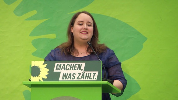 Ricarda Lang beim Grünen-Landesparteitag in Neumünster am Rednerpult. © Screenshot 