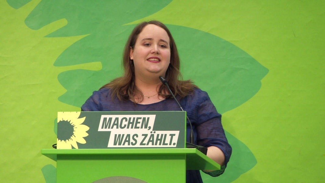 Ricarda Lang beim Grünen-Landesparteitag in Neumünster am Rednerpult.