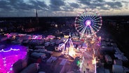 Jahrmarkt in Heide mit Abendbeleuchtung aus der Vogelperspektive. © Screenshot 