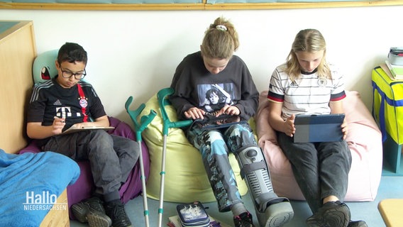 Schüler sitzen an unterschiedlichsten Plätzen um zu lernen. © Screenshot 