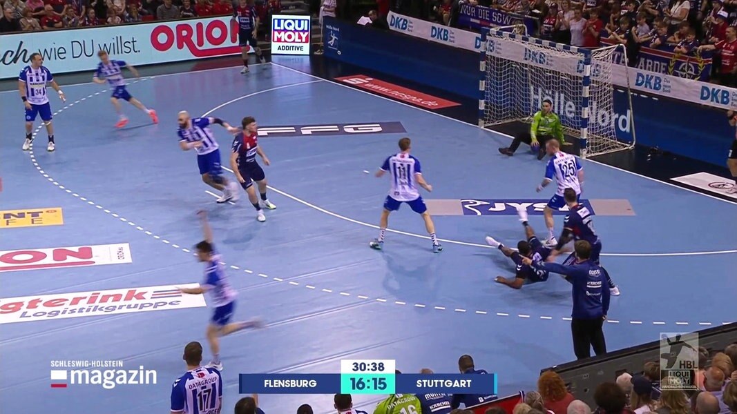 Spielszene aus dem Handballspiel Flensburg gegen Stuttgart