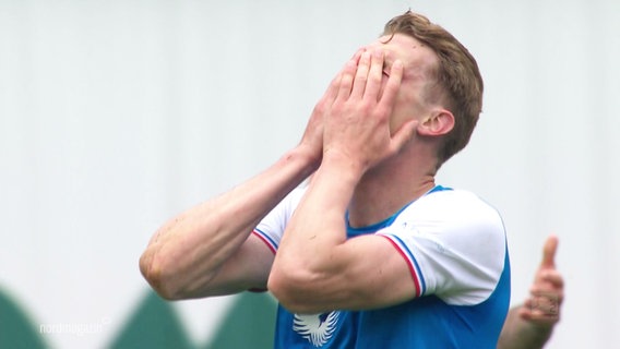 Ein Spieler vom Hansa Rostock hält die Hände vor sein Gesicht. © Screenshot 