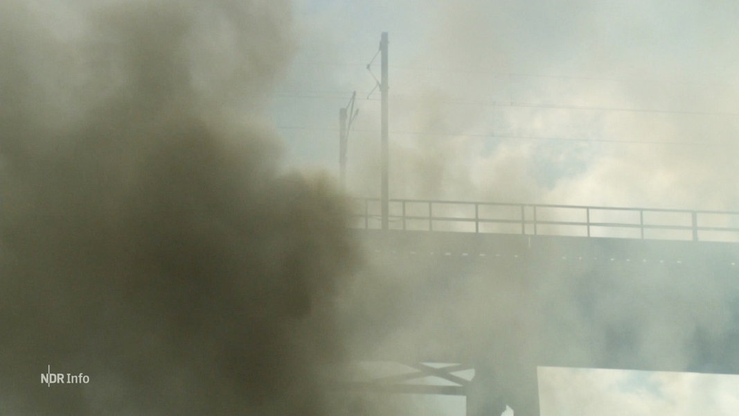 Rauchschwaden umgeben die Rendsburger Hochbrücke.