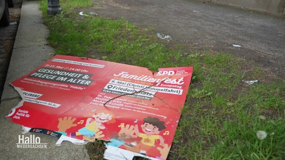 Zerstörte Wahlplakate liegen am Boden. © Screenshot 