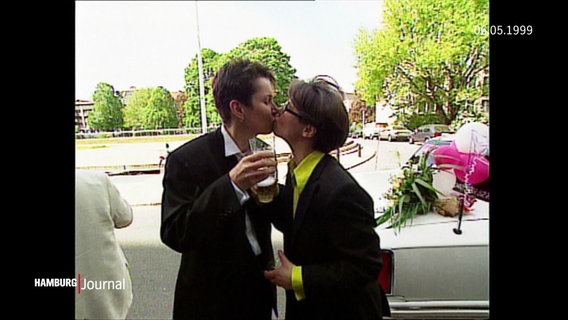 Eine Aufnahme eines sich küssenden lesbischen Pärchens von 1999. © Screenshot 