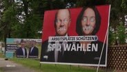Ein verschandeltes Wahlplakat der SPD, das Bundeskanzler Olaf Scholz und die Europa-Spitzenkandidatin Katarina Barley zeigt. © Screenshot 