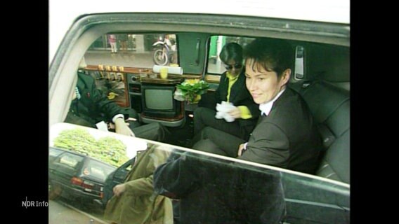 Filmstill von 1999: Ein lesbisches Hochzeitspaar im Auto. © Screenshot 