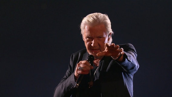 Johnny Logan singt "Euphoria" beim ersten ESC-Halbfinale in Malmö. © Screenshot 