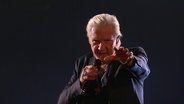 Johnny Logan singt "Euphoria" beim ersten ESC-Halbfinale in Malmö. © Screenshot 