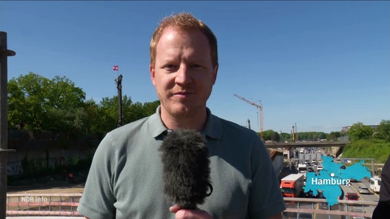 NDR-Reporter Thorsten Iffland berichtet von der Autobahn A7 in Hamburg. © Screenshot 