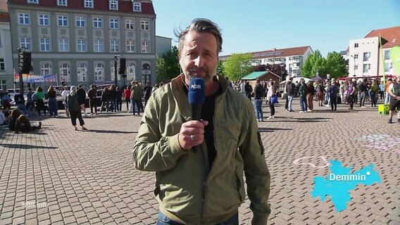 NDR-Reporter Stefan Tinius-Weidig berichtet live vom Marktplatz in Demmin. © Screenshot 