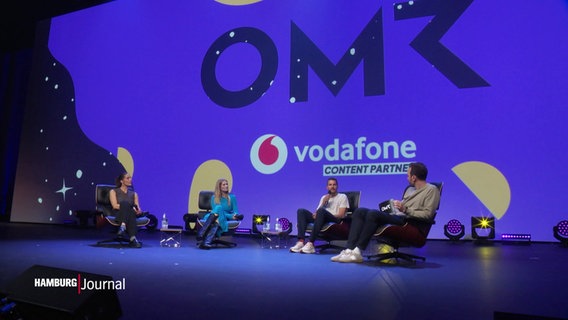 Vier Personen sitzen auf einer Bühne bei der OMR Messe. © Screenshot 
