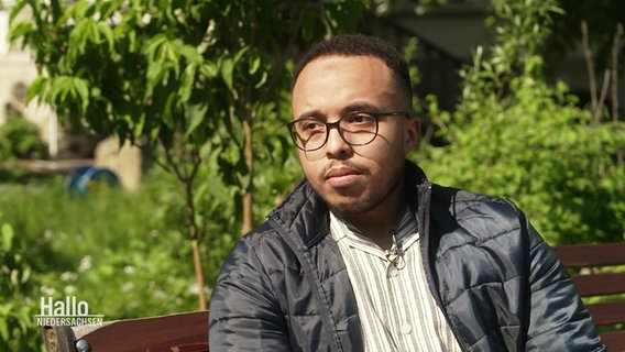 Pfelgeassistent Abdelhamid El Khadiri aus Marokko darf vorerst in Deutschland bleiben. © Screenshot 
