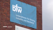 Schild des "Berufsfortbildungswerkes: "bfw - Unternehmen für Bildung, Industrie und Handwerk". © Screenshot 