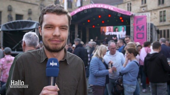 NDR-Reporter Göran Ladewig berichtet live aus Osnabrück von der Maiwoche. © Screenshot 