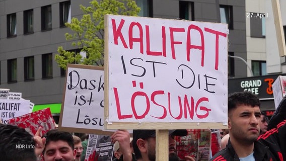 "Kalifat ist die Lösung" steht auf einem Plakat bei einer Isamisten-Demo in Hamburg. © Screenshot 